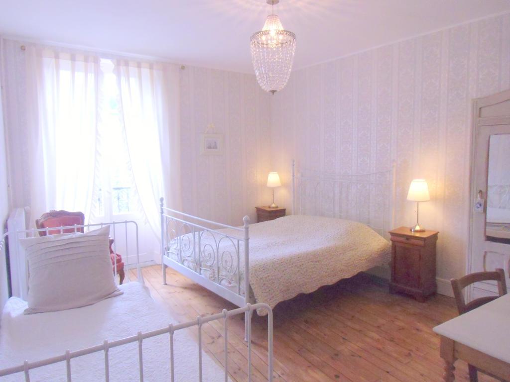 Hotel De La Providence Egliseneuve-d'Entraigues Bilik gambar
