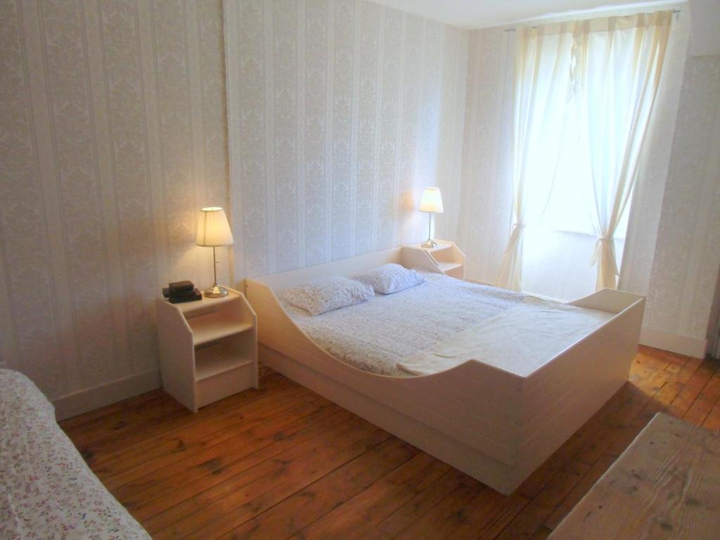 Hotel De La Providence Egliseneuve-d'Entraigues Bilik gambar