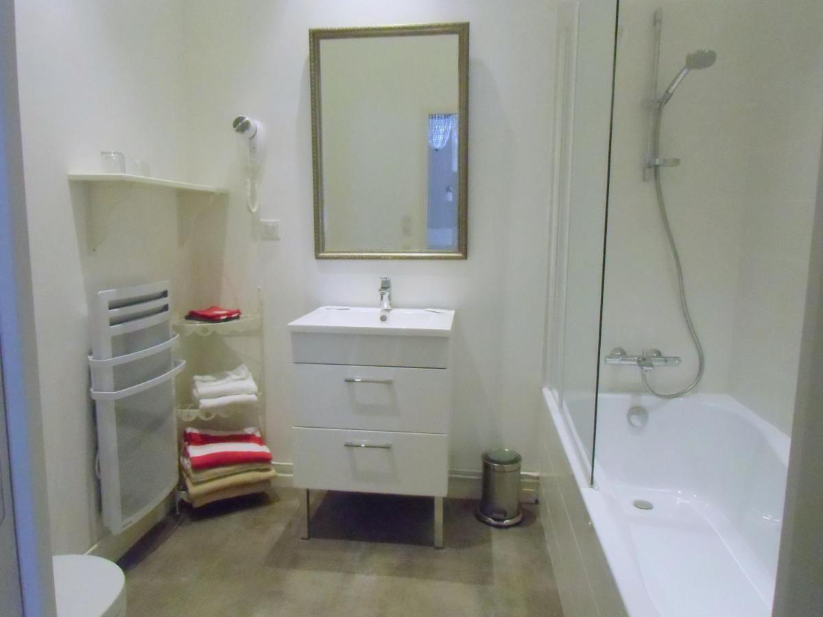 Hotel De La Providence Egliseneuve-d'Entraigues Bilik gambar